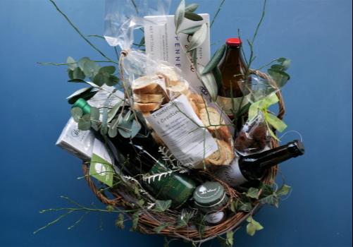 Geschenkkorb gefüllt mit Lebensmittel Geschenkkorb gefüllt mit auserlesenen Lebensmittel