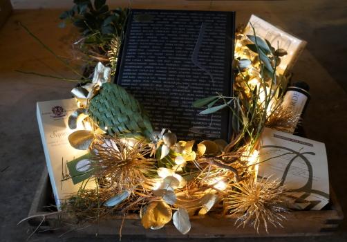 Geschenkkorb mit Golddekoration, auserlesenen Produkten und LED-Lichterkette